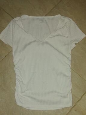 No Boundaries White Ribbed V-Neck Short Sleeve Tee